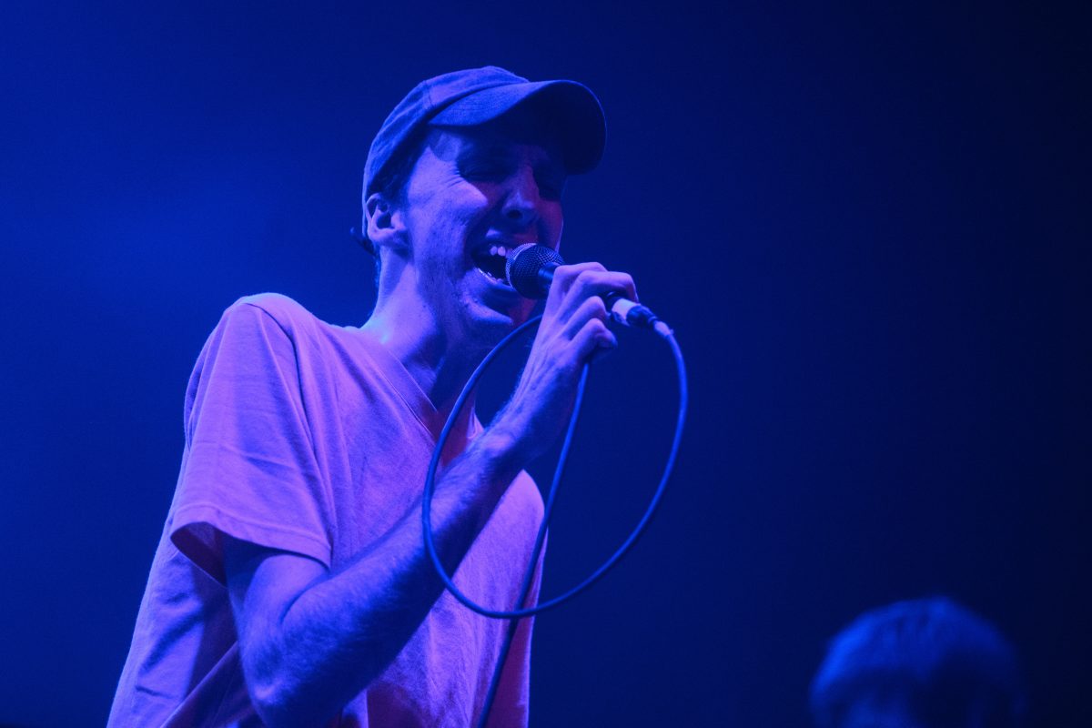 Bradford Cox, de Deerhunter y Atlas Sound, cantando en un concierto en 2015