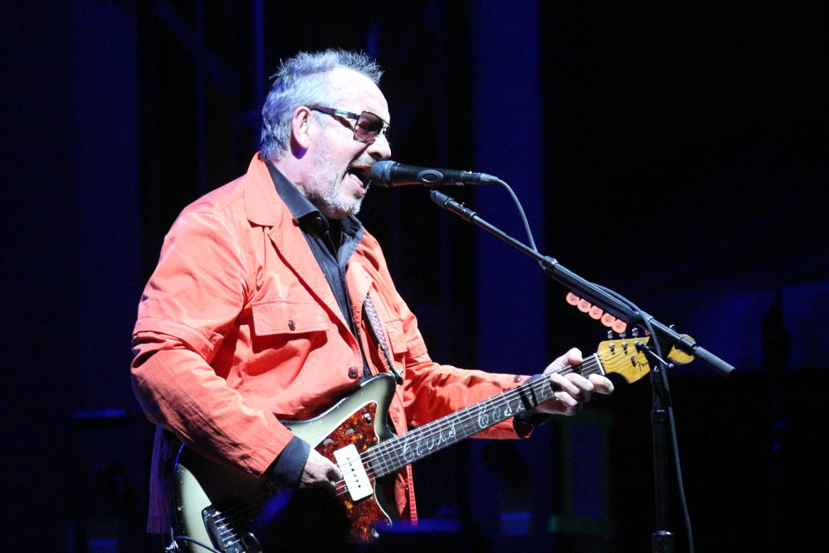 Elvis Costello canta con su guitarra durante un concierto en 2021