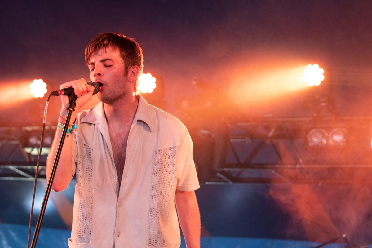 Grian Chatten, cantante de Fontaines D.C., durante el concierto del grupo en Glastonbury 2019