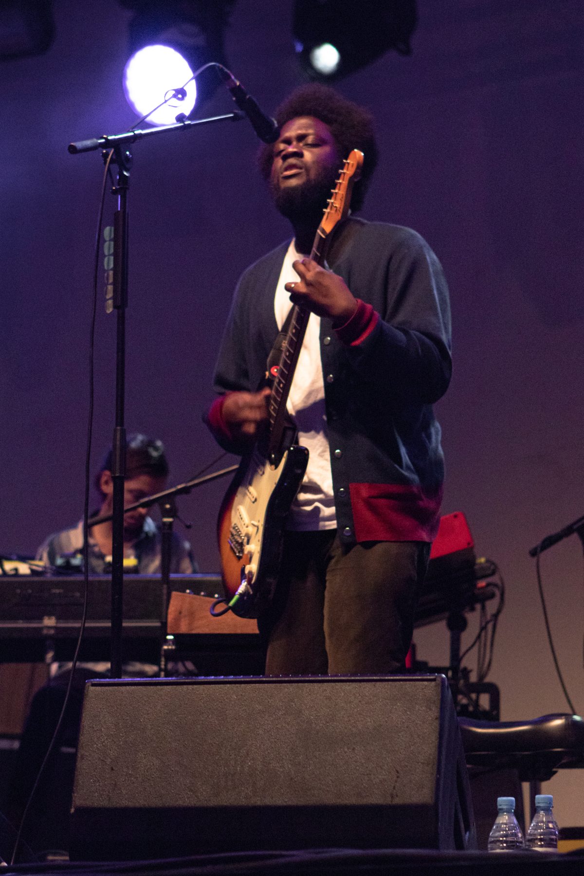 Michael Kiwanuka, a la guitarra, en su concierto del festival Haldern Pop de 2019