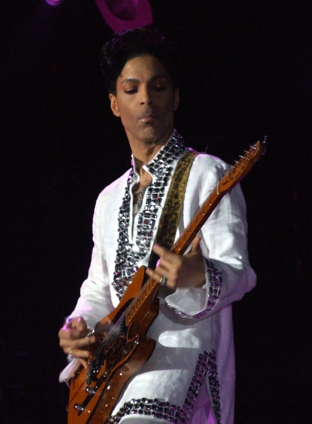 Prince con su guitarra en el festival de Coachella de 2008