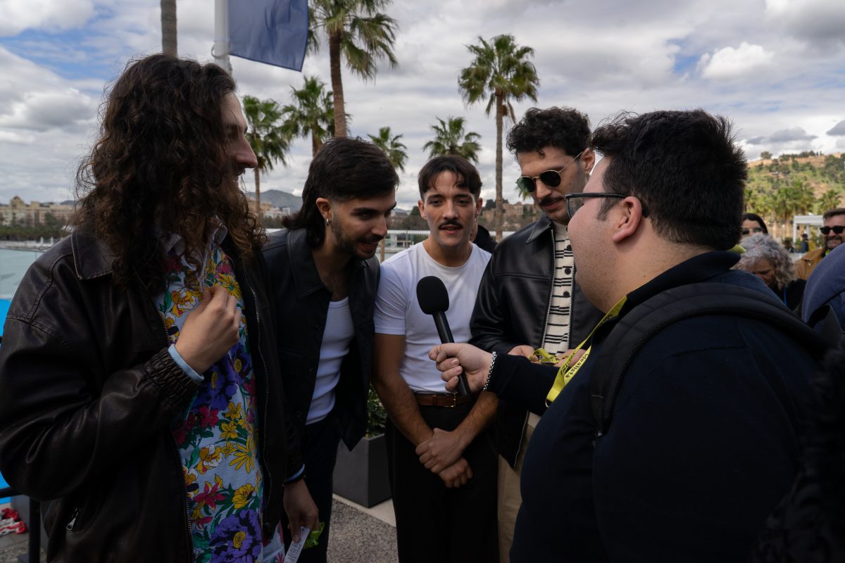Los cuatro miembros de Arde Bogotá atienden a un periodista en el Festival de Málaga de 2026