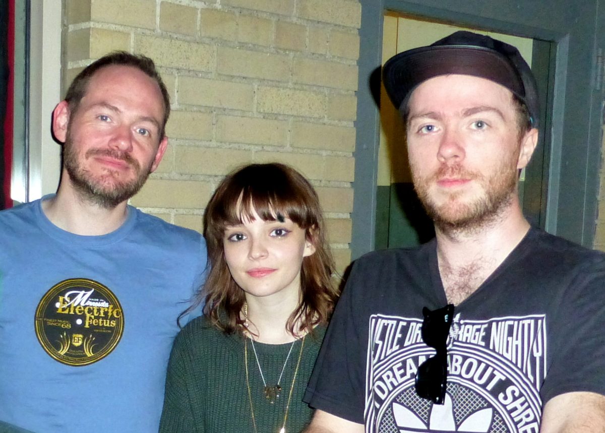 Los tres miembros de Chvrches, con Lauren Mayberry en el centro, en 2014