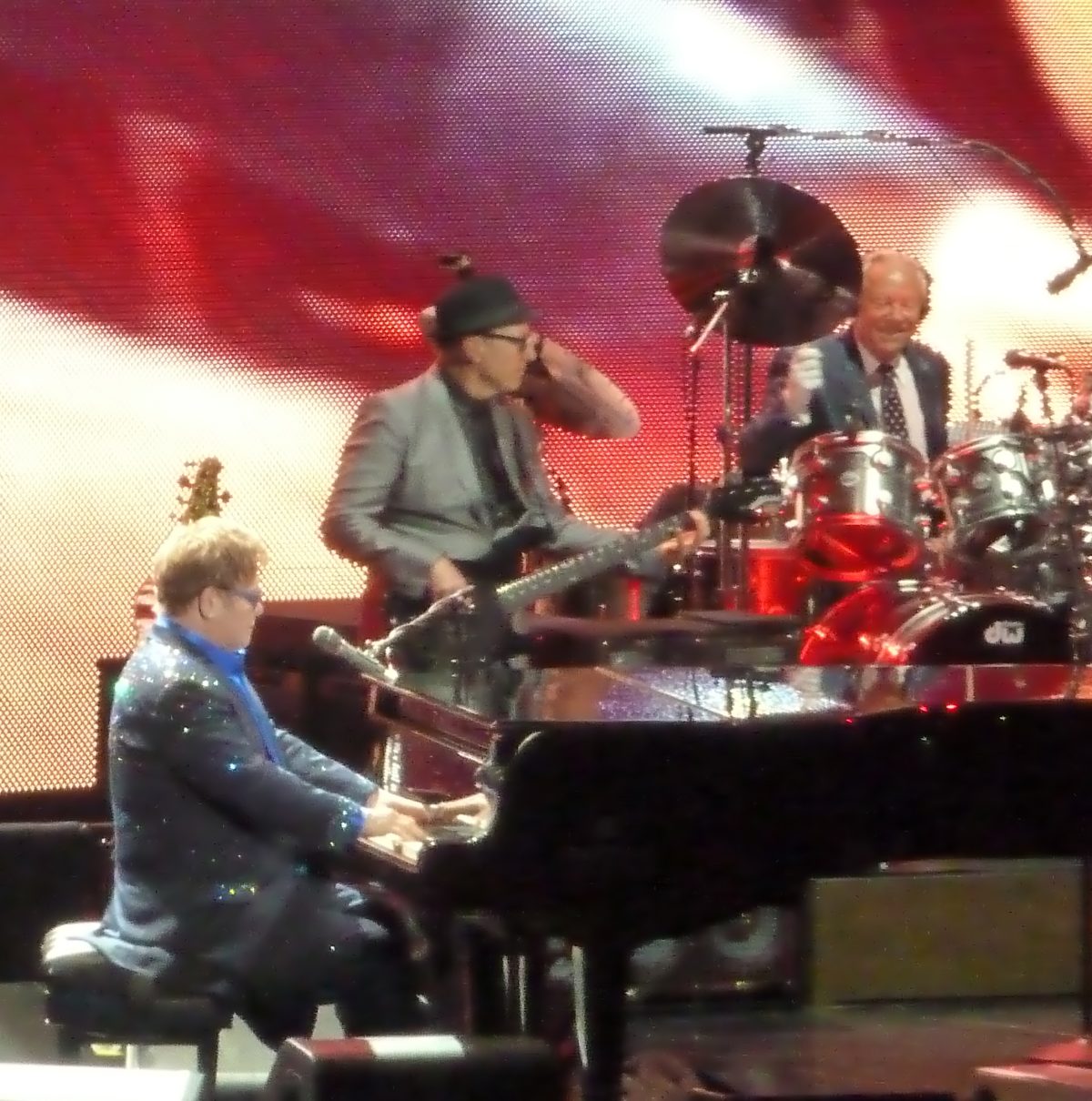 Elton John al piano en concierto con su banda