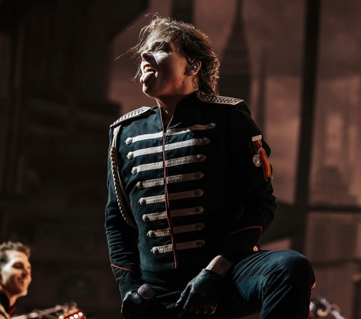 Gerard Way, cantante de My Chemical Romance, con la casaca de The Black Parade en un concierto de 2025