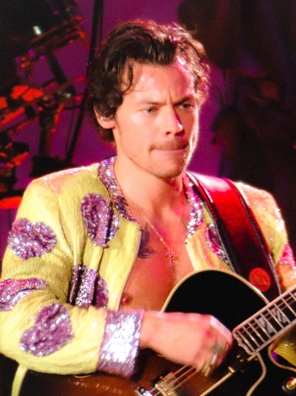 Harry Styles, con guitarra, durante un concierto de la gira Love On Tour en Río de Janeiro en 2022