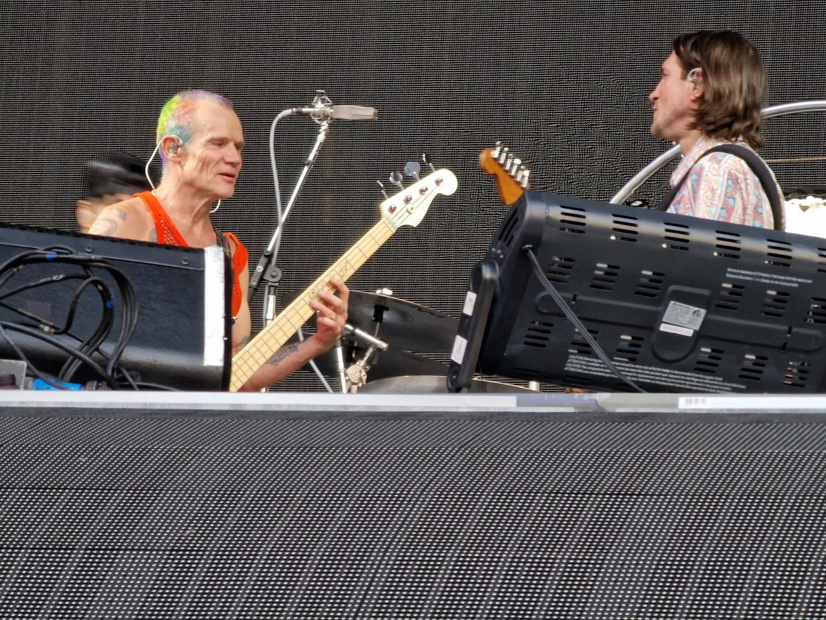 John Frusciante y Flea, de Red Hot Chili Peppers, durante un concierto en 2022