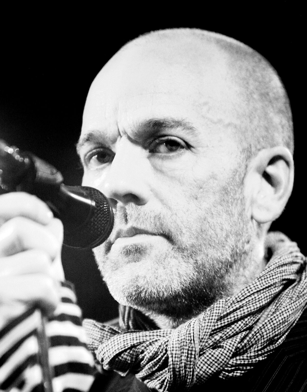 Michael Stipe, en primer plano ante el micrófono durante un concierto