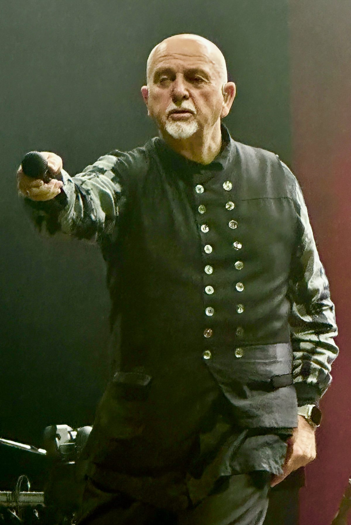 Peter Gabriel en el escenario durante un concierto en Denver en 2023