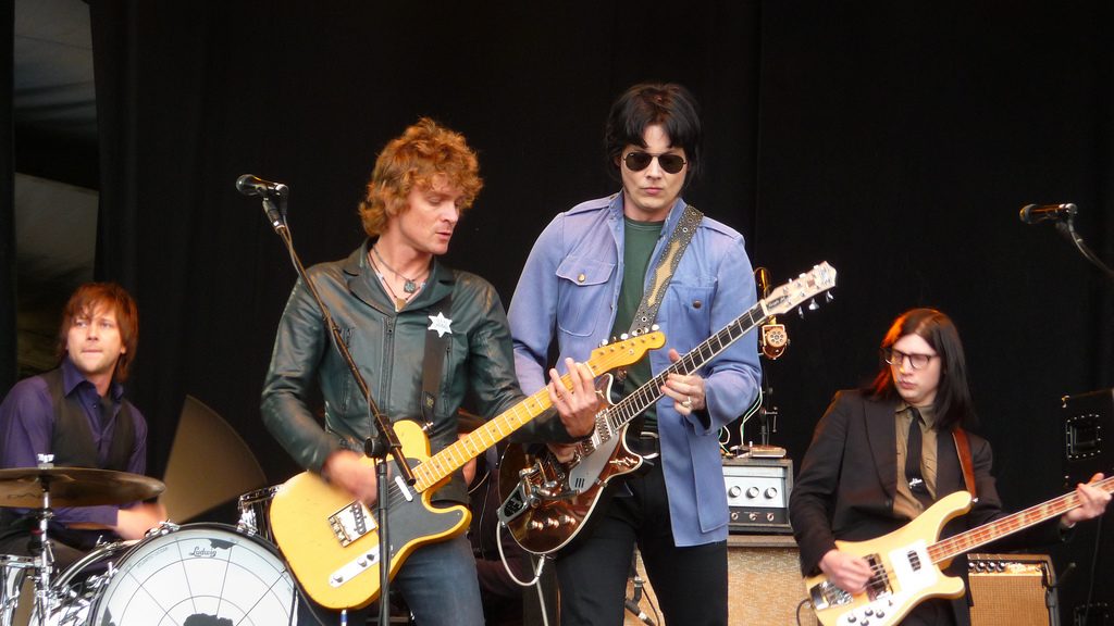 The Raconteurs —Patrick Keeler, Brendan Benson, Jack White y Jack Lawrence— en directo en el festival T in the Park de 2008