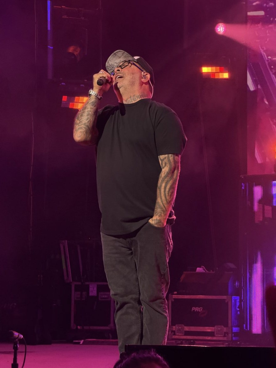 Aaron Lewis, cantante de Staind, durante un concierto en 2026