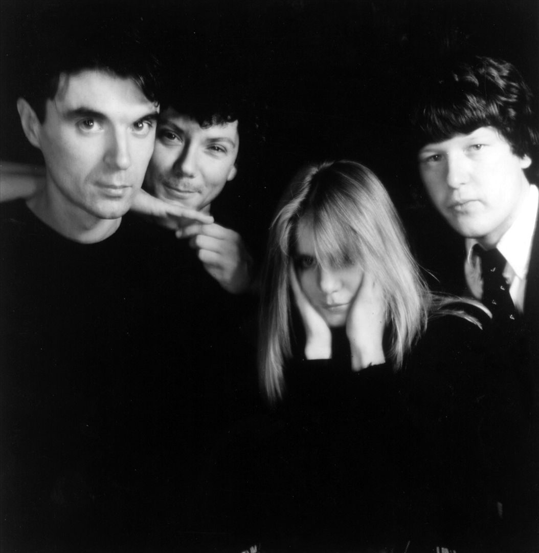 Talking Heads —David Byrne, Chris Frantz, Tina Weymouth y Jerry Harrison— en una foto promocional de Sire de 1980