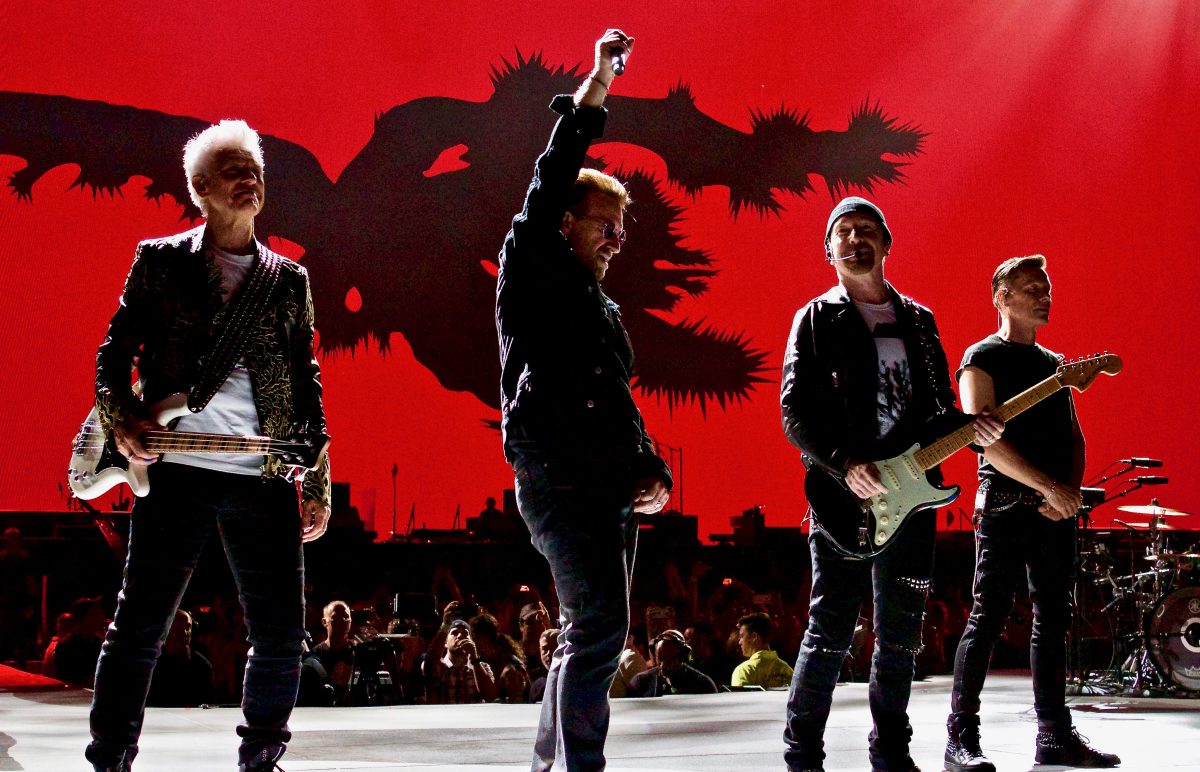 Adam Clayton, Bono, The Edge y Larry Mullen Jr., de U2, en el escenario del Joshua Tree Tour en Kansas City en 2017