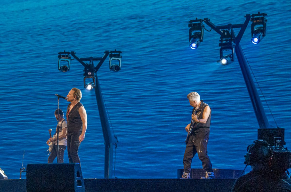 Bono, The Edge y Adam Clayton, de U2, sobre el escenario del Sphere de Las Vegas en febrero de 2024