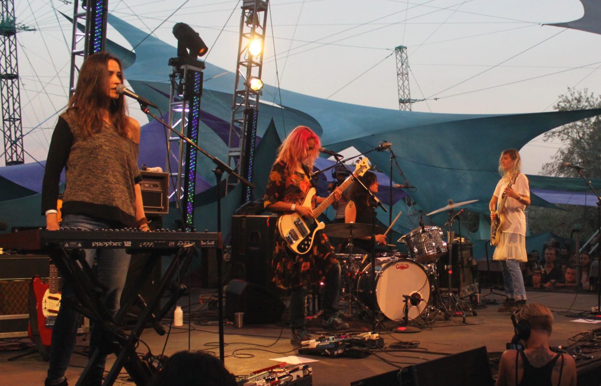 Warpaint en directo en el festival Pickathon de 2014, con las cuatro integrantes en el escenario